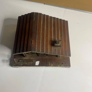 Caja Musical de Madera Estilo Cabaña Alpina con Compartimento Interior - imagen 4