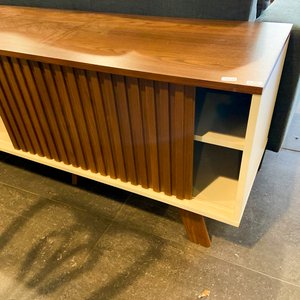 Mueble de TV o Rack con Puertas Corredizas y Estantes - imagen 2