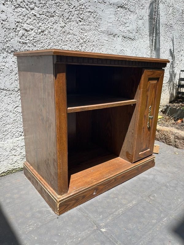 Mueble tipo aparador con diseño antiguo y puerta de patio - imagen 1