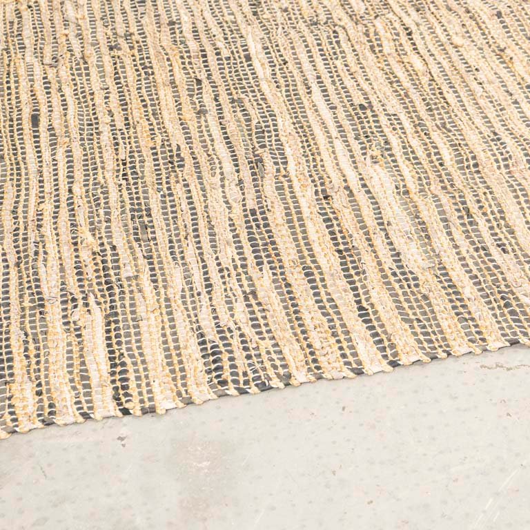 Alfombra de retazos de cuero y yute trenzado - imagen 2