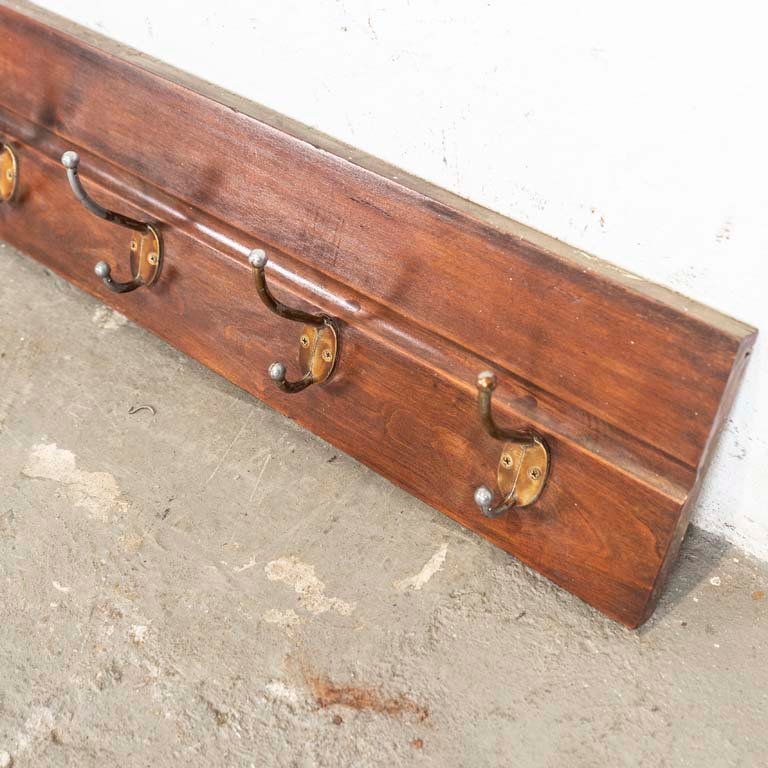 Mesa plegable y perchero de madera con detalles en el lustre - imagen 2