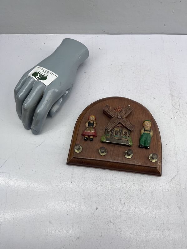 Porta Llaves Holandés de Madera y Cerámica con Molino y Figuras