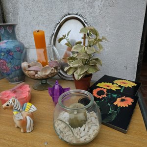 Lote de Adornos Varios: Jarrón, Rana, Cesta de Frutas, Caballo Alado y Más - imagen 4