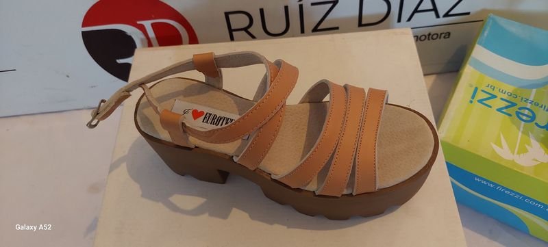 Zapatos de tacón alto y sandalias de cuero - imagen 3