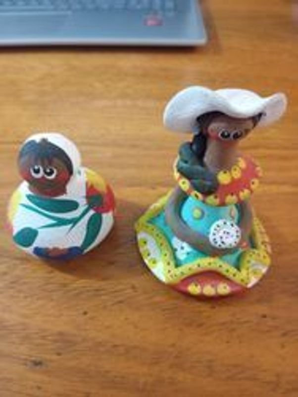 Lote siguiente: Posa fuente, posavasos y azucarero decorativos