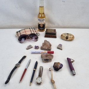 L 469 - Varias Piezas - Lote variado con cristales de amatista y objetos coleccionables, incluyendo gafas de sol, relojes y lapiceras - imagen 2