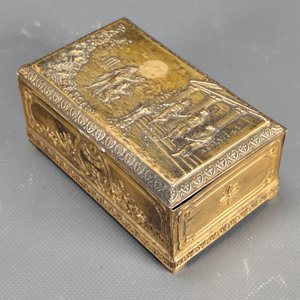 Caja de Perfume Francés "Esora" en Metal Dorado con Interior de Terciopelo - imagen 8
