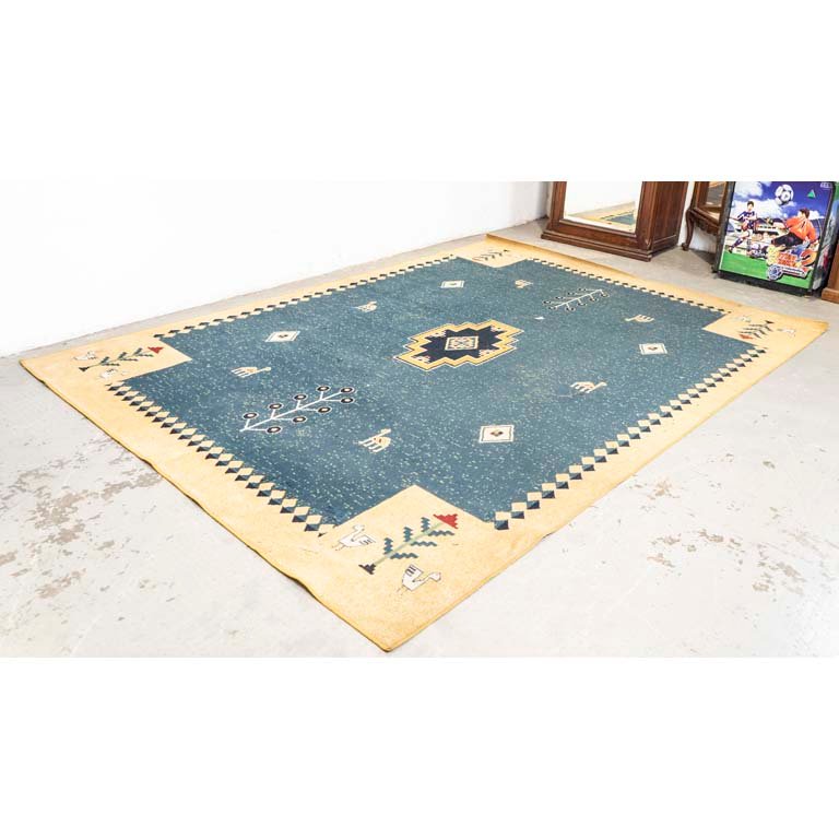 Lote siguiente: Alfombra acrílica con dibujos andinos sobre fondo azul y mostaza