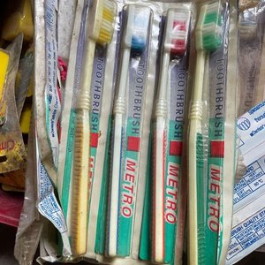 Lote de Cepillos de Dientes, Cinta Dental y Hojas de Afeitar Kolynos y Metro - imagen 3