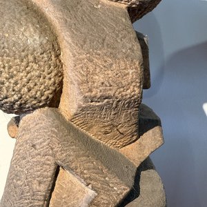 Escultura Abstracta en Piedra de Aurelio Lebrato sobre Pedestal de Durmiente - imagen 3