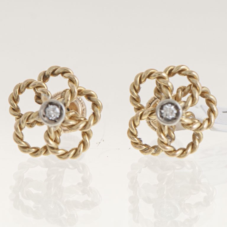 Lote siguiente: Pare de aretes de oro 18k con brillantes