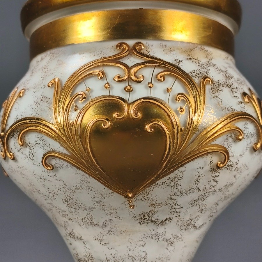 Bombonera de cristal de Bohemia opalinada decorada con diseños dorados en relieves - imagen 4