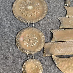 Dos Piezas Decorativas de Bronce para Colgar: Barco y Círculos - imagen 2