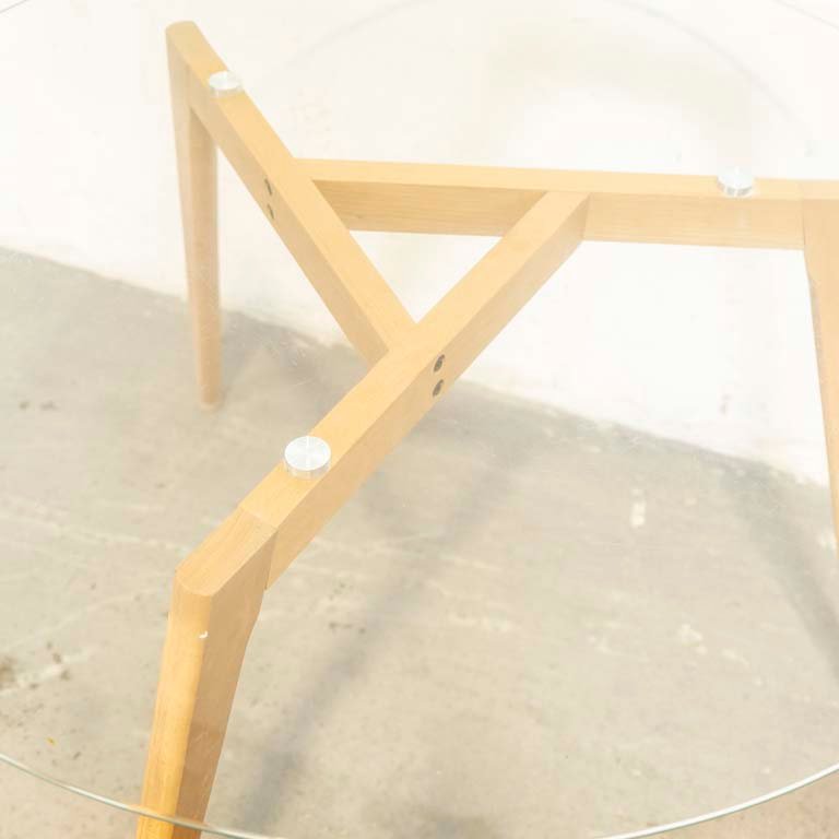 Mesa de comedor circular con tapa de vidrio y tres patas de madera - imagen 2
