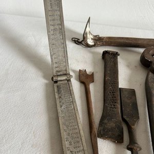 Lote de Herramientas Antiguas: Calibrador, Tenazas y Cinceles - imagen 4