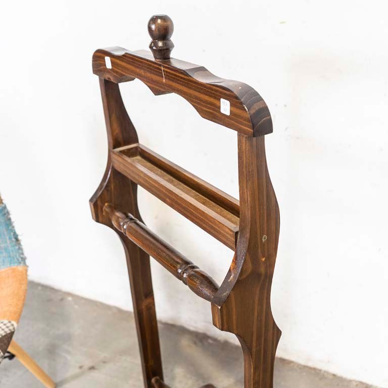 Silla Eames y Despojador de Pino con Detalles en el Lustre - imagen 2