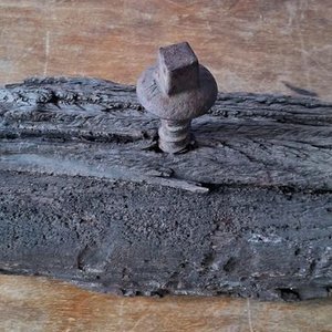 Perchero Artesanal de Madera Rústica con Tornillos - imagen 3