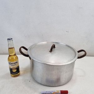 Lote siguiente: Olla Grande de Aluminio con Asas de Hierro y Tapa