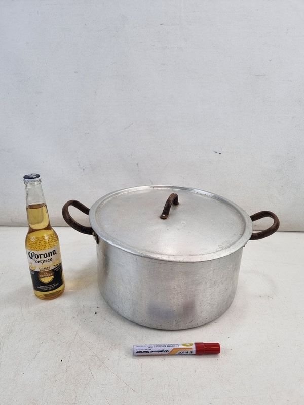 Olla Grande de Aluminio con Asas de Hierro y Tapa