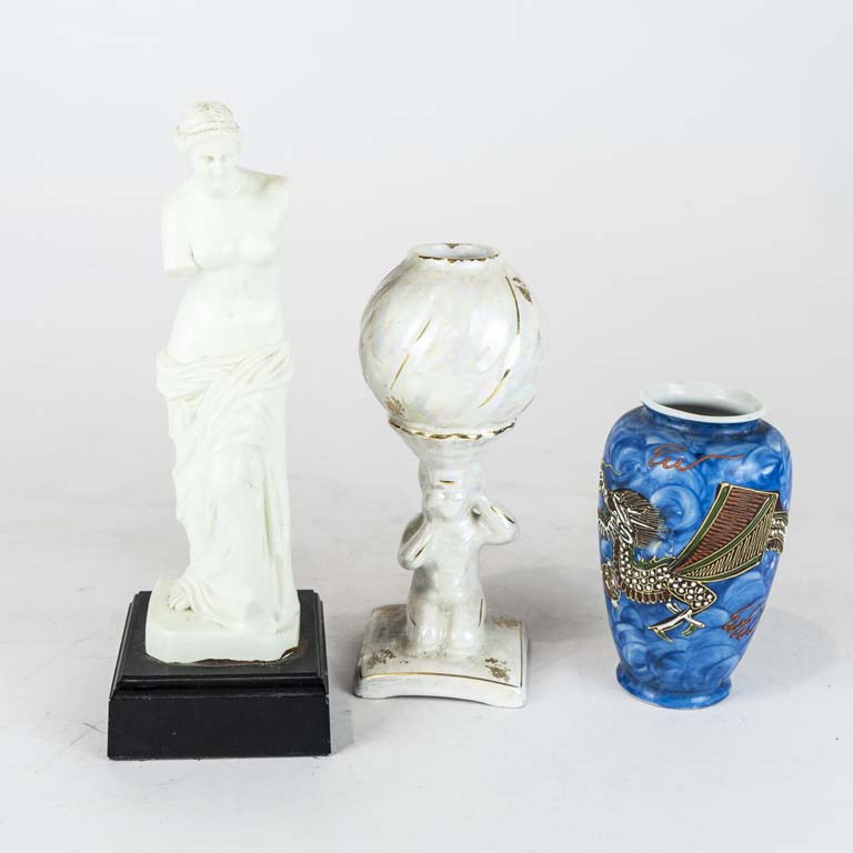 Lote anterior: Mate isabelino de cerámica, florerito de porcelana oriental y adorno de plástico