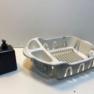 Escurridor de Platos Blanco y Dispensador de Jabón Negro de Plástico - imagen 2