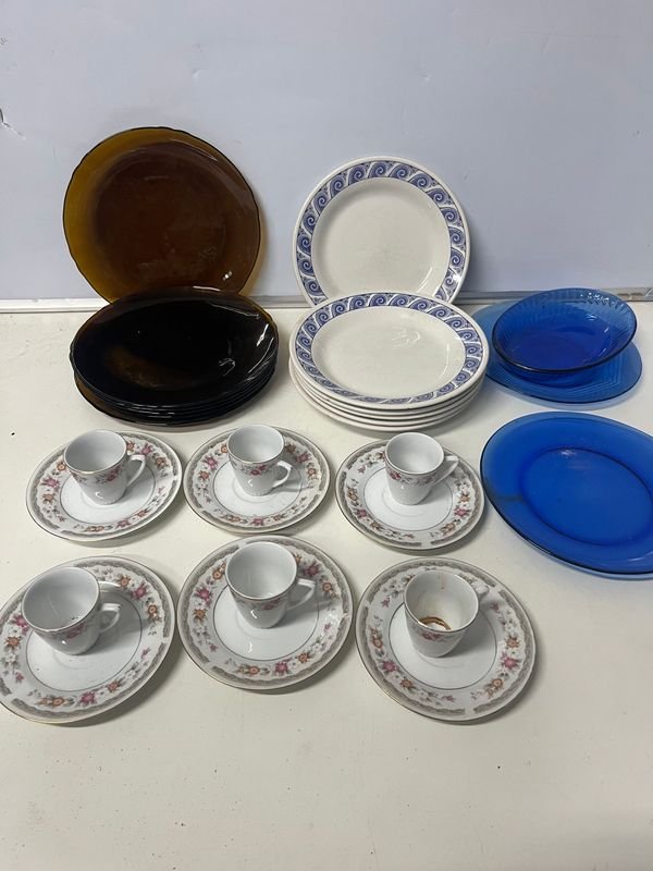 Juego de Vajilla: 6 Tazas con Platillos, Platos y Más - imagen 1
