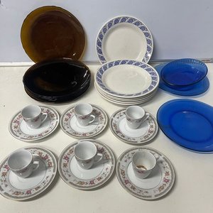 Lote siguiente: Juego de Vajilla: 6 Tazas con Platillos, Platos y Más
