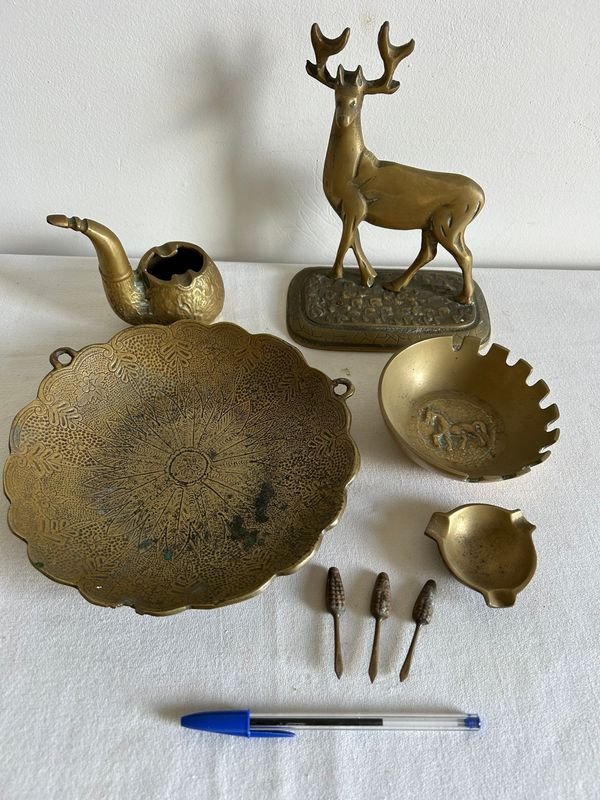 Lote de Adornos de Bronce Macizo: Ciervo, Cenicero Pipa y Bandeja Decorada - imagen 1