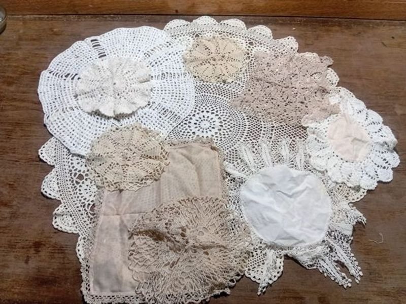 Lote siguiente: Antigüedades de Bordado y Macramé
