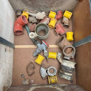 Lote de Canillas y Accesorios de Bronce y Plástico - imagen 3