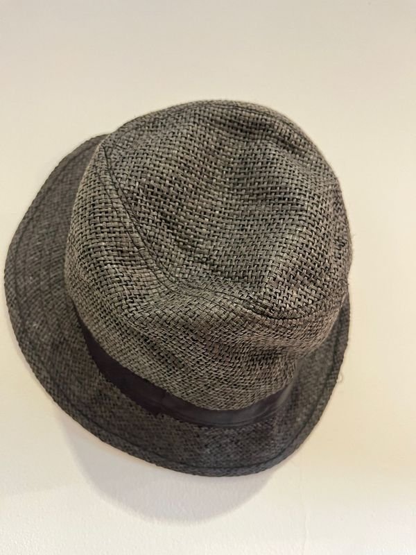 Sombrero negro de fibras nuevo - imagen 2