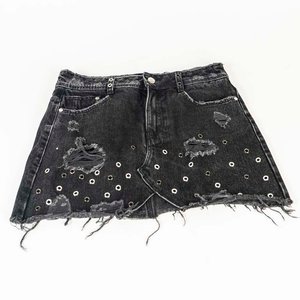 Lote siguiente: Minifalda de Jean Zara Negra con Apliques y Desgarrada Talle S