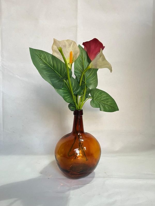 Florero tipo botellón con flores artificiales - imagen 2