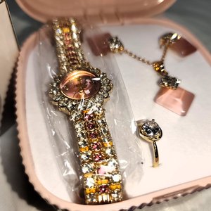 Set de Joyería y Reloj para Dama: Collar, Aretes, Anillo y Pulsera - Dorado, Rojo y Plateado - imagen 3