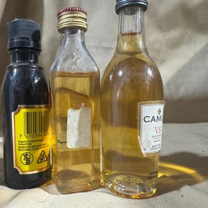 Lote de 3 Botellas de Licores Varios Selladas: Kahlúa, Johnnie Walker Red Label y Camus VS Elegance - imagen 2