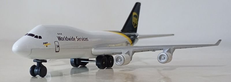 Avión Boeing 747 a escala de la empresa UPS - imagen 3