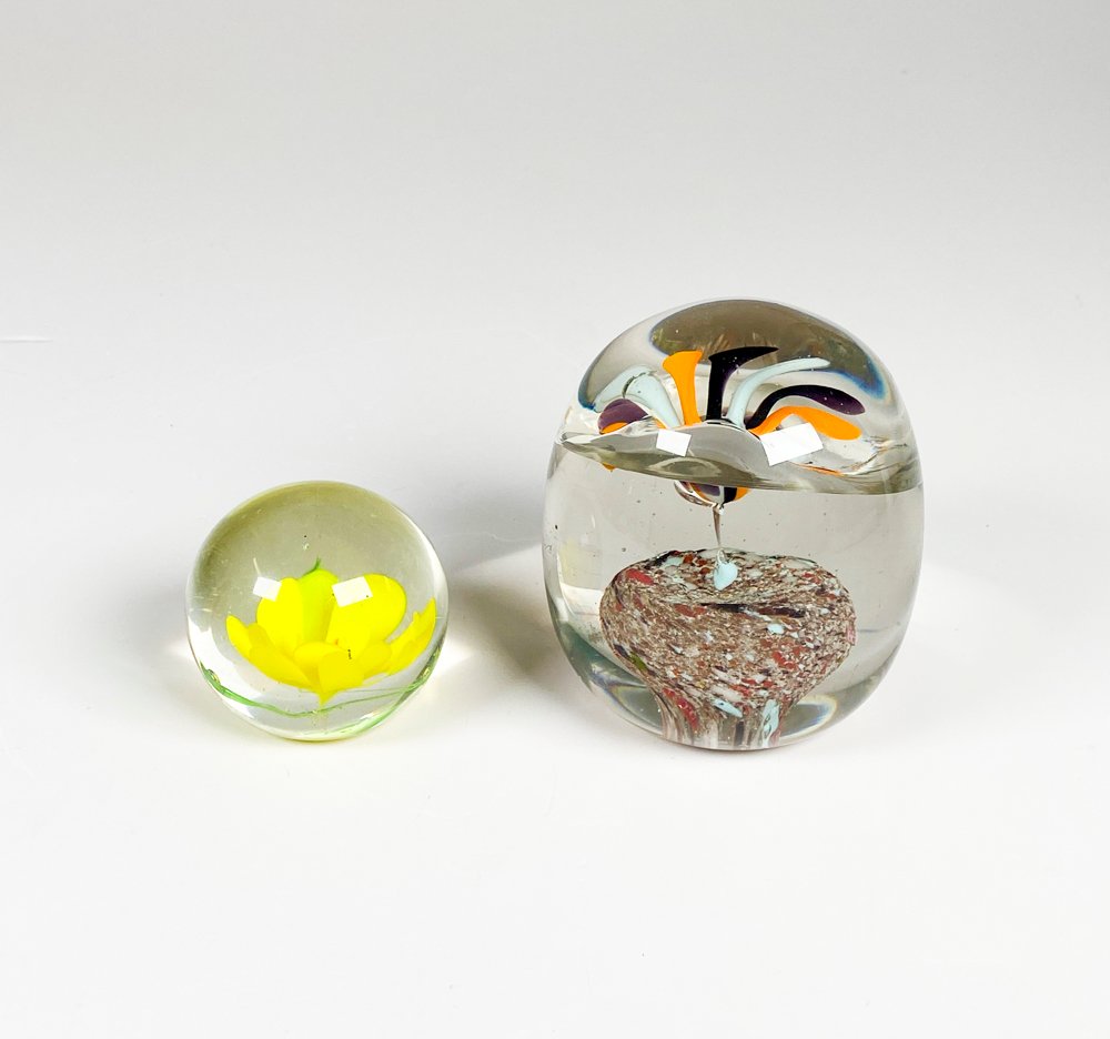 Lote siguiente: Dos pisapapeles de cristal de sulfuro