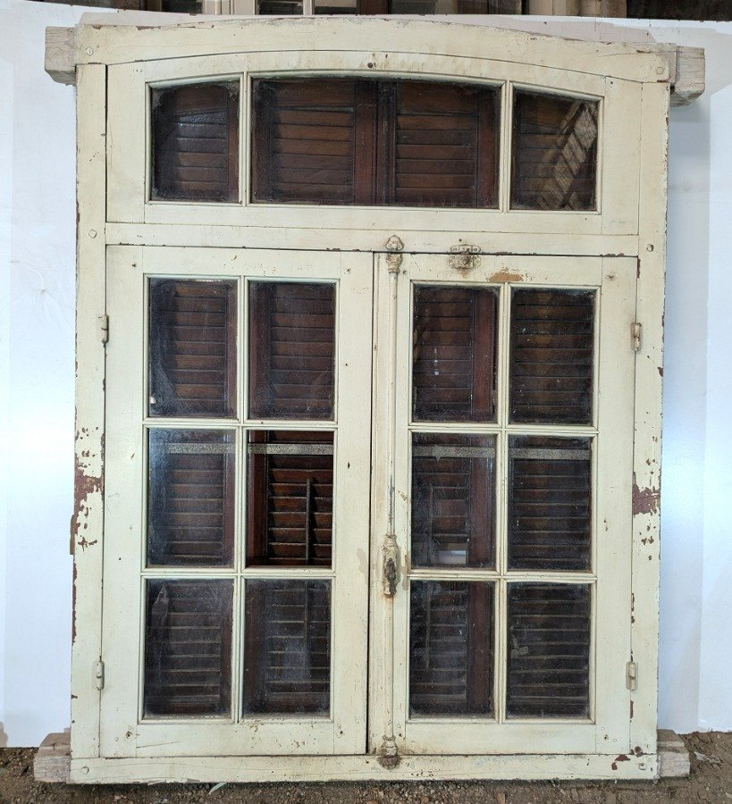Ventana con dos hojas batientes y postigos tipo celosías en cedro - imagen 9