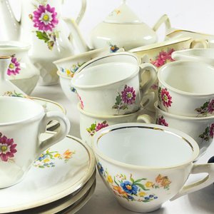Lote (algún detalle) tazas inglesas, pocillos florales, platillos, tetera, azucarero y lechera - imagen 3
