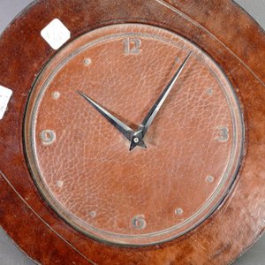 Reloj de Pared Redondo en Madera y Cuero Marrón - imagen 3