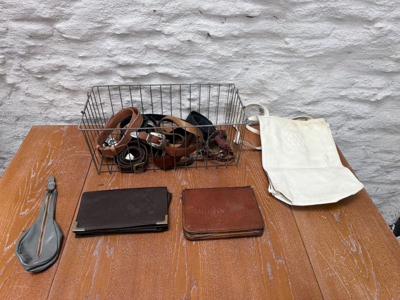 Lote de canasto con cintos de cuero y otros artículos antiguos