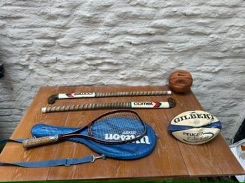 Equipamiento de hockey y raqueta de tenis - imagen 1
