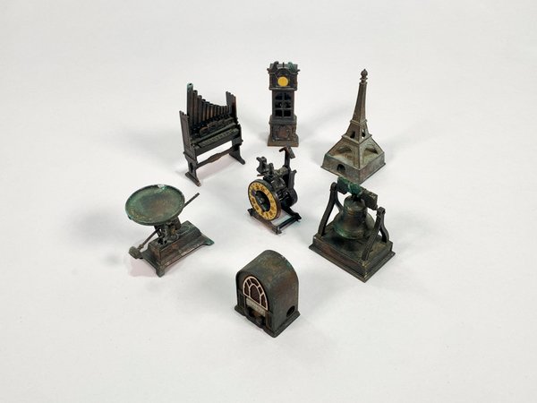 Lote siguiente: Colección de sacapuntas antiguos y objetos decorativos