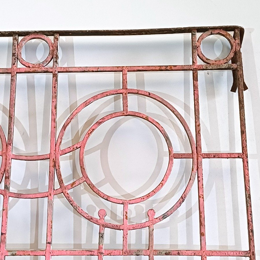 Reja antigua de metal con diseño circular - imagen 8