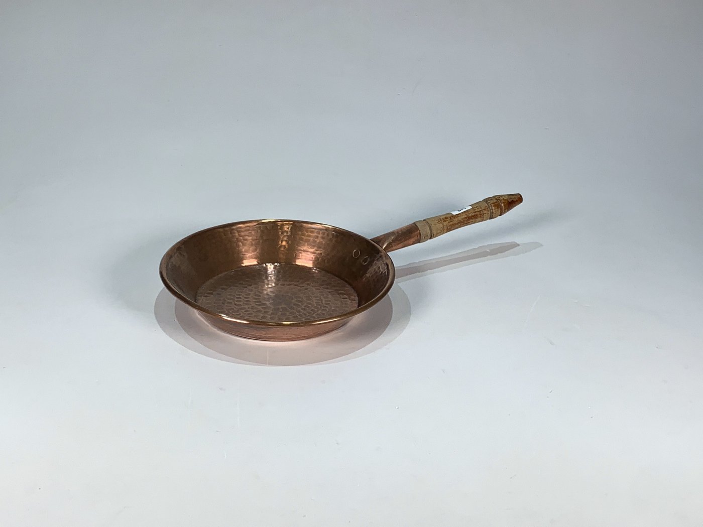 Sartén de Cobre Cincelado con Mango de Madera