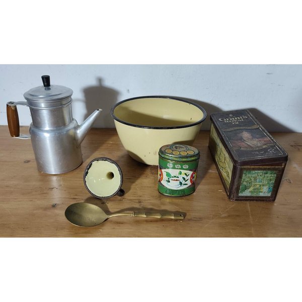 Cafetera de Aluminio, Ensaladera Esmaltada, Embudo, Latas y Cuchara de Bronce