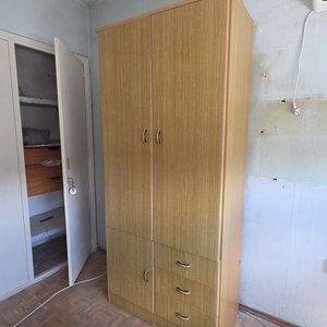 Ropero moderno de madera con cajones - imagen 2