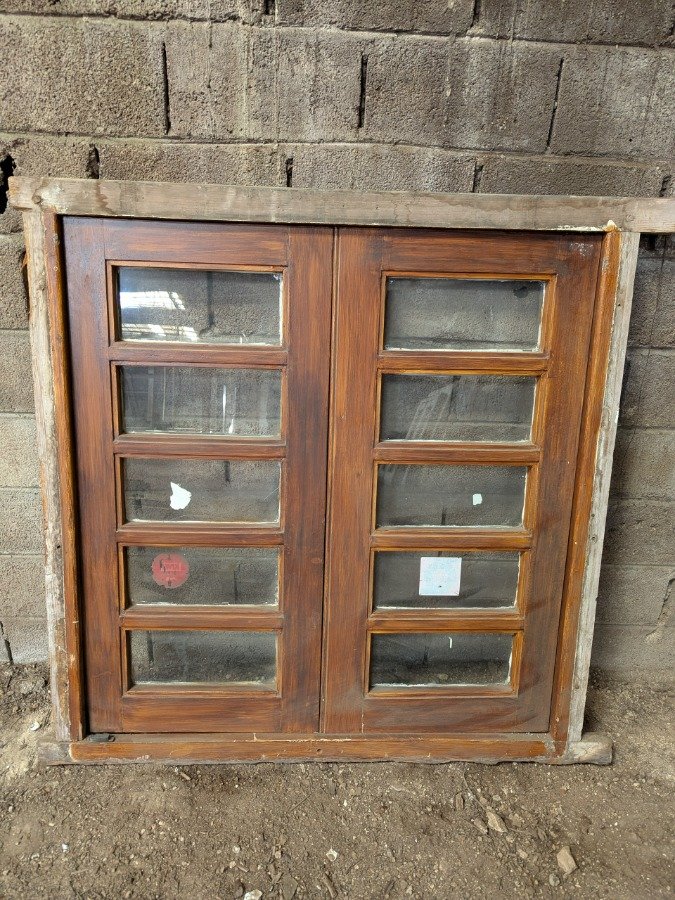 Ventana antigua con dos hojas batientes en cedro - imagen 3