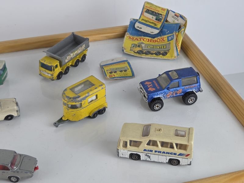 Colección de coches Matchbox en diferentes colores - imagen 3