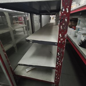 Estantería Metálica con Parantes Perforados Rojos y Estantes Claros - imagen 2